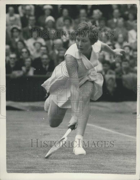 1958 Press Photo Wimbledon Tennis Christine Truman Playing - Historic Images