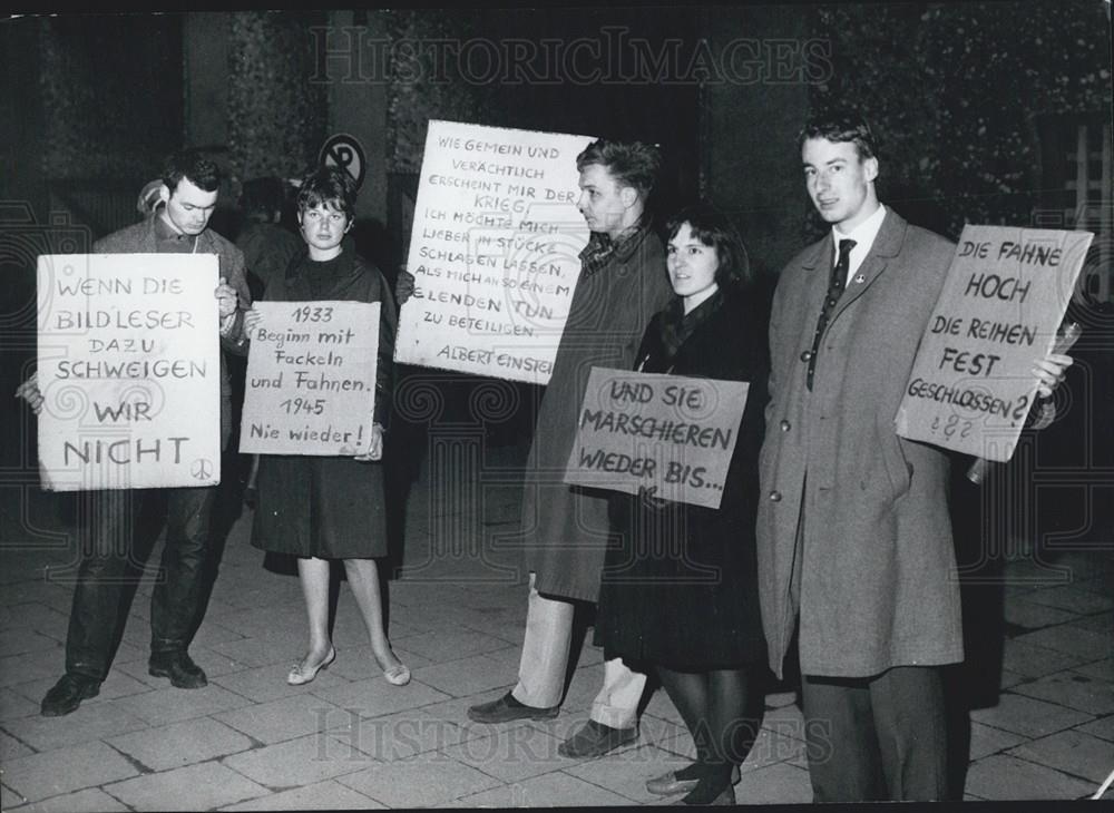 1965 Press Photo Demonstrating in Front of the Munich Stadium - Historic Images