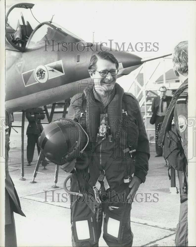 1975 Press Photo Elliot Richardson US Ambassador Britain Visits RAF Coltishall - Historic Images