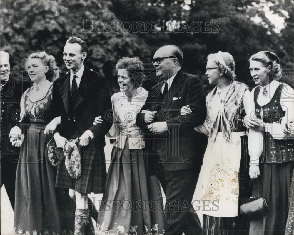 Press Photo Henri Spaak And European Youth Conference Delegates - Historic Images