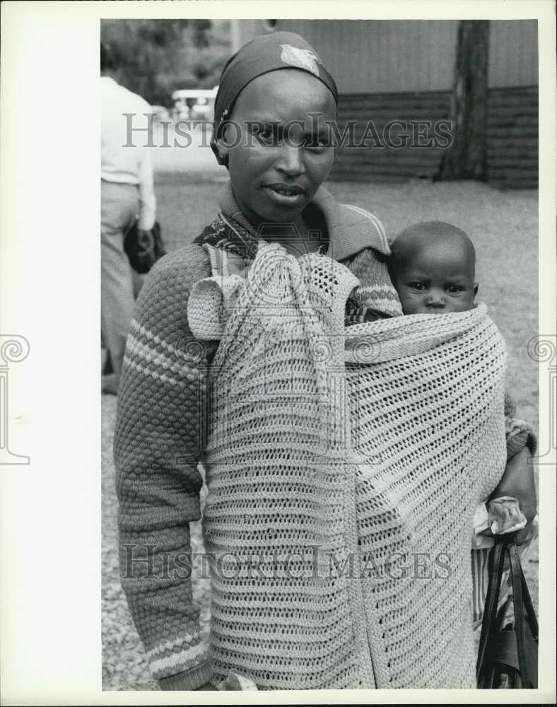 1985 Press Photo Nairobi Citizen And Her Baby Go To NGO Forum-Women&#39;s Conference - Historic Images