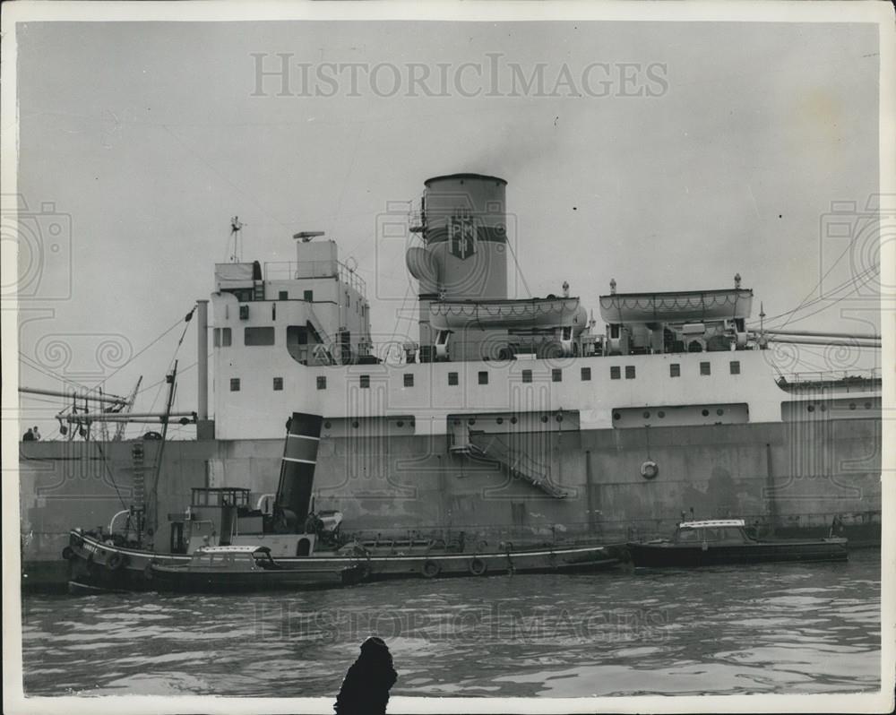 Press Photo POLICE STOP CORT SHIP IN THAMES - Historic Images