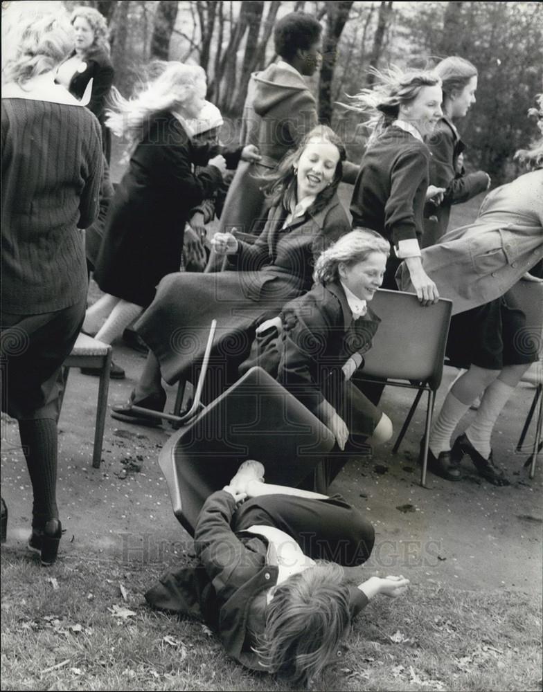1977 Press Photo Catford School Girls beat World record for Musical Chairs - Historic Images