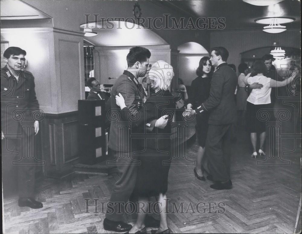 Press Photo Restaurant &quot;Frankfurter Tor&quot; East Berlin - Historic Images