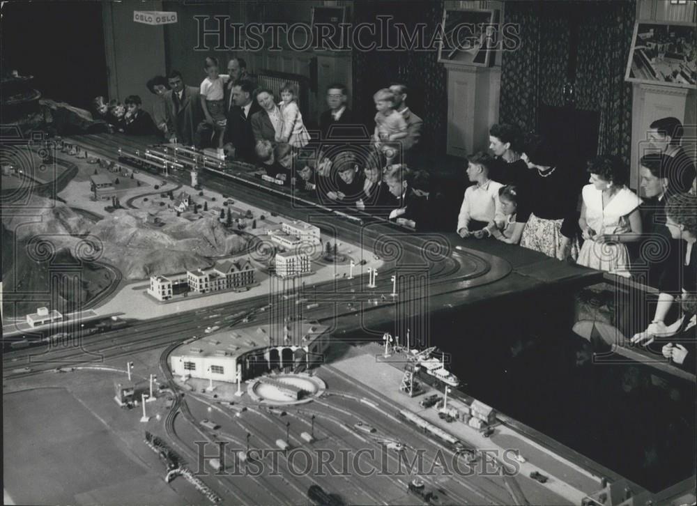 Press Photo Crowd Views Section Vast Model Railway - Historic Images