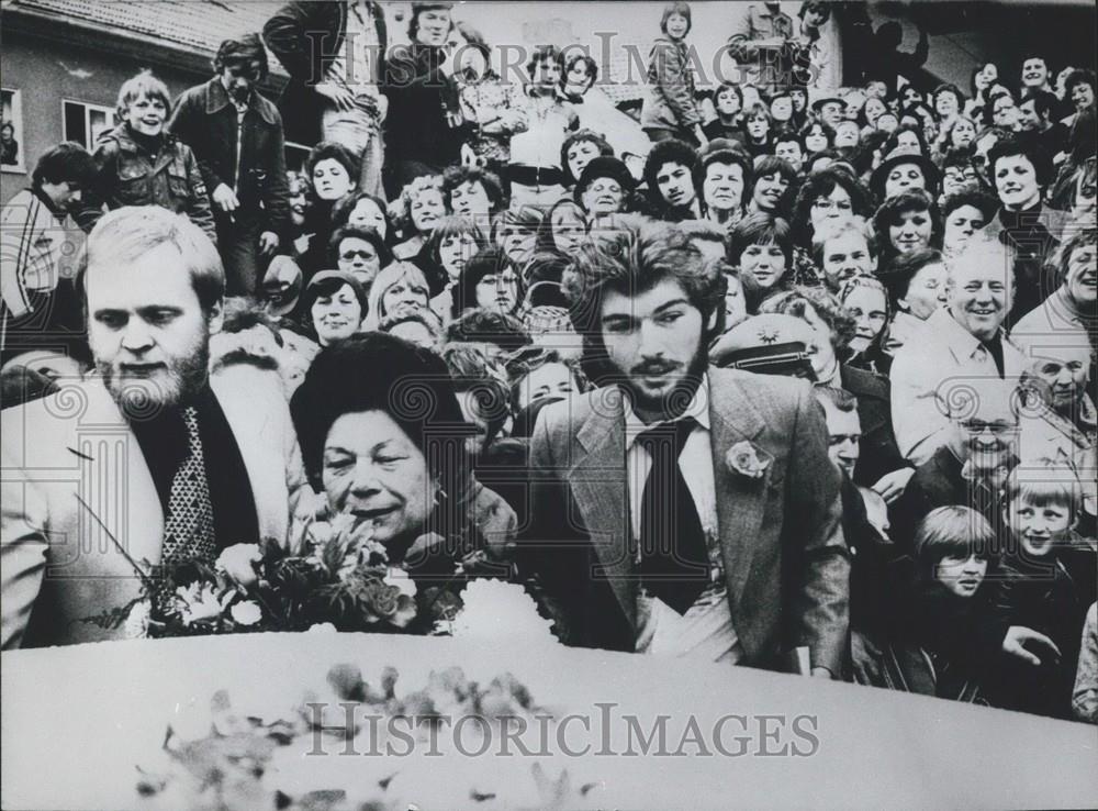 Press Photo Millionairess, Young Man, Wedding - Historic Images