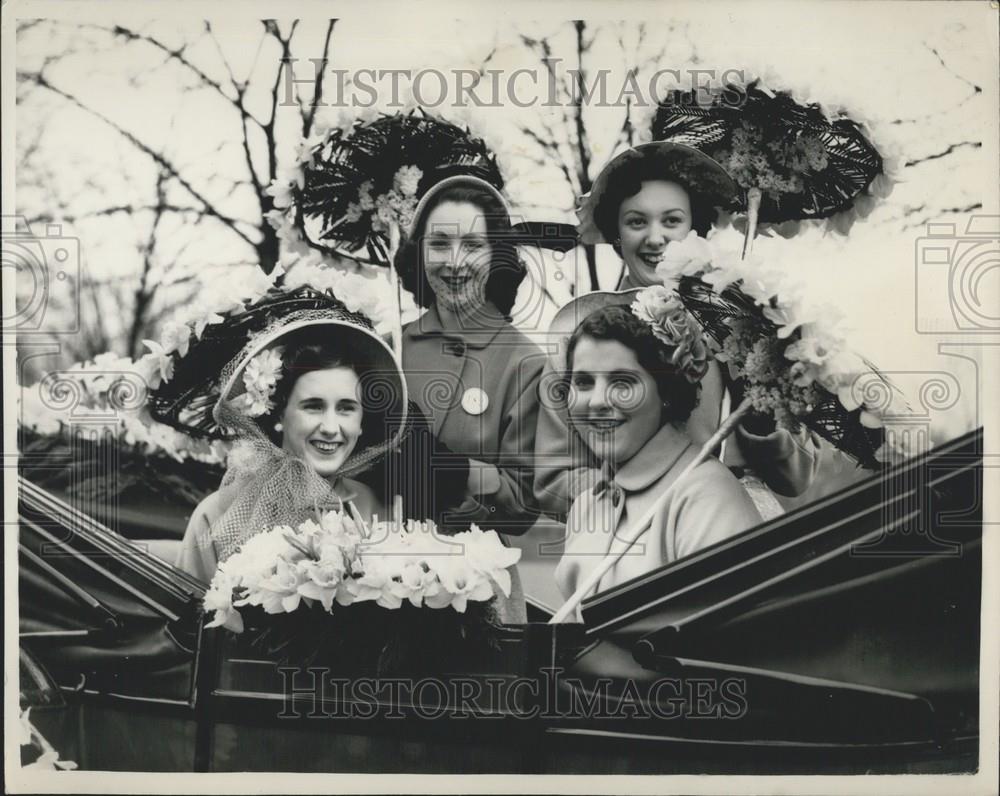 1953 Press Photo Jean Pestell Mary Webb Pat Gooch Eileen Gregory Easter Bonnet - Historic Images