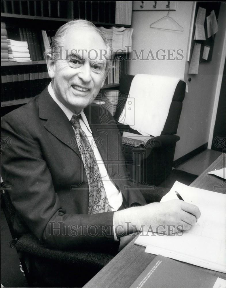 1981 Press Photo Medical Scientist Peter Medowar In Office Merit Order - Historic Images