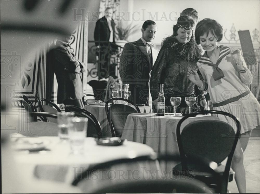 1969 Press Photo Margrit Rainer &amp; Della Neri film &quot;Holiday in Switzerland&quot; - Historic Images