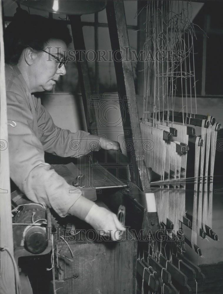 Press Photo Lily Lee Working Her Loom For Cloth For Queen Mother And Duchesses - Historic Images