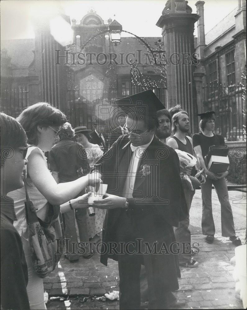 Press Photo  Students at Oxford University celebrated their final exams - Historic Images