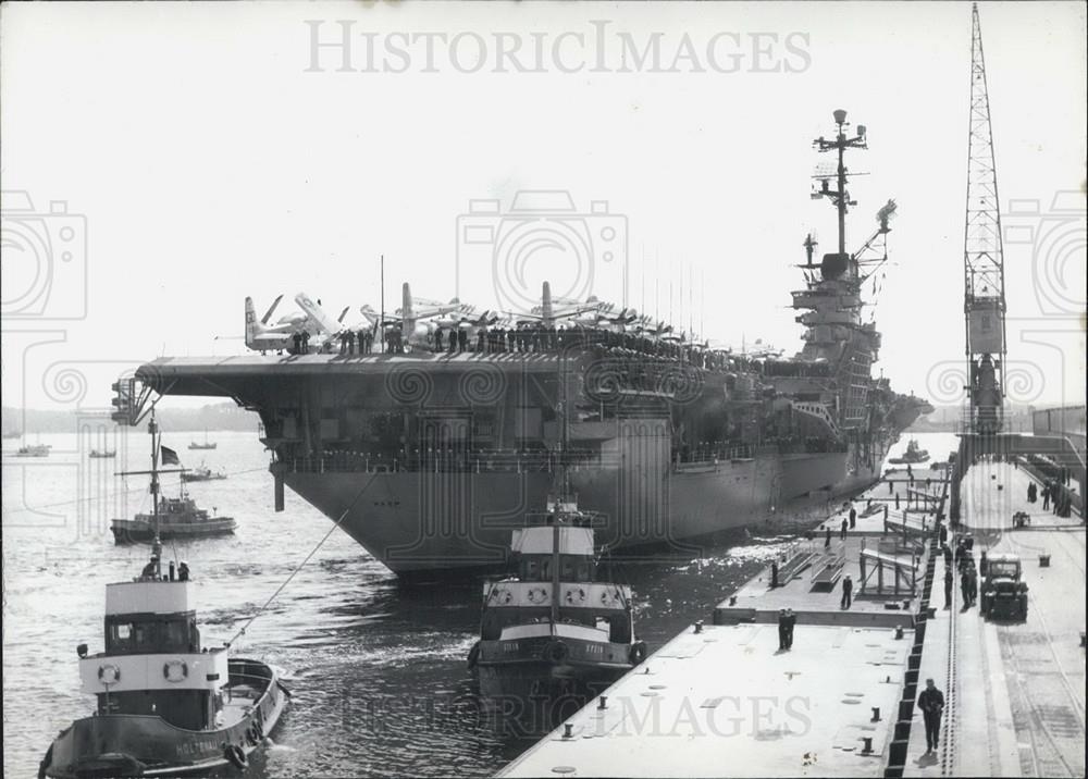 1962 Press Photo The American aircraft carrier &quot;Wasp&quot; landed in the Kiel - Historic Images