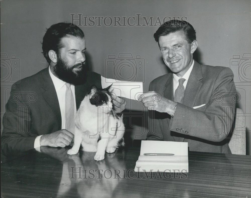 1963 Press Photo &quot;Twinkle&quot; the stray wins contract - Historic Images