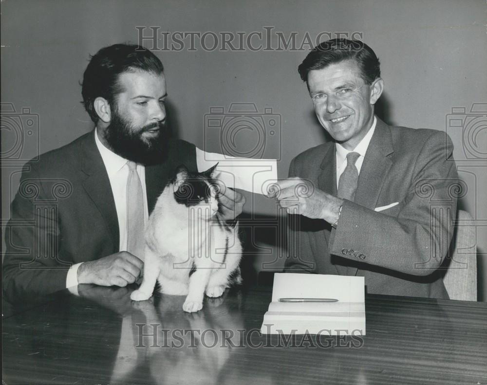 1963 Press Photo "Twinkle" the stray wins contract - Historic Images