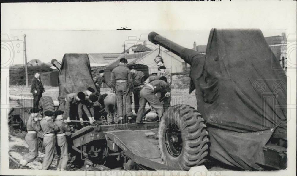 1956 Press Photo Loading Field Guns On To Rail Carrier - Historic Images