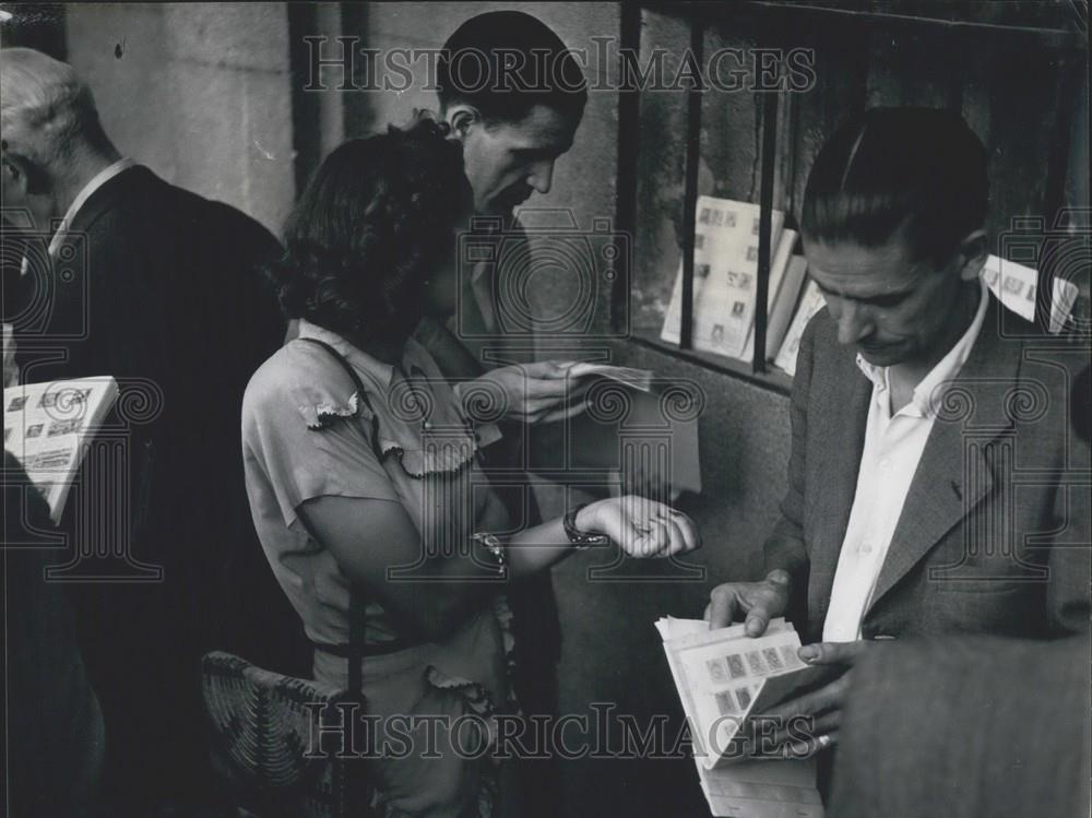 Press Photo Plaza Marjorie, people look at books - Historic Images