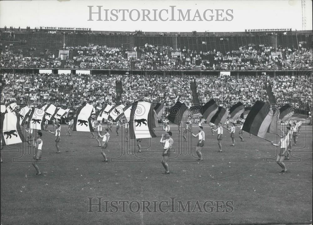 1961 Press Photo Police Sportive Festival in Berlin Berlin Bear And German Flag - Historic Images