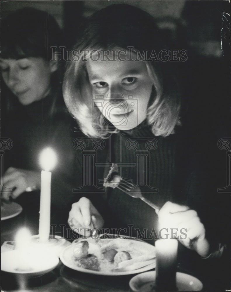 1970 Press Photo Lealey Prior eating lunch by candlelight - Historic Images