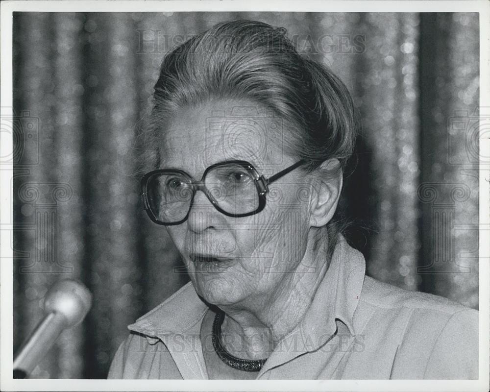 Press Photo An Unknown Woman Giving a Speech - Historic Images