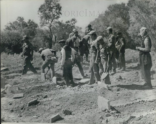 1975 Press Photo Rescue Workers Clearing Debris Lice Turkey Earthquake - Historic Images