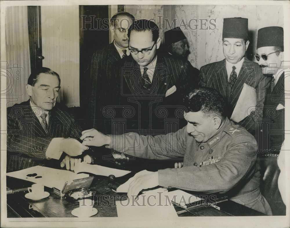 1953 Press Photo Signing of New Britain Egypt Pact On Cairo - Historic Images