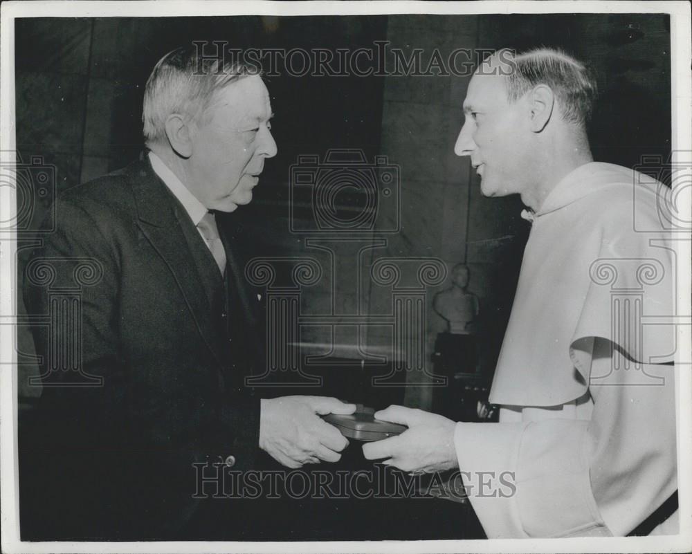 1958 Press Photo Father Pire of Belgium receives his Nobel Prize - Historic Images