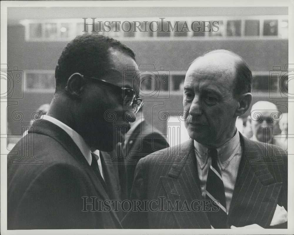 1961 Press Photo Mr. E. Diallo Alpha talks with Mr. Adlai E. Stevenson On Congo - Historic Images