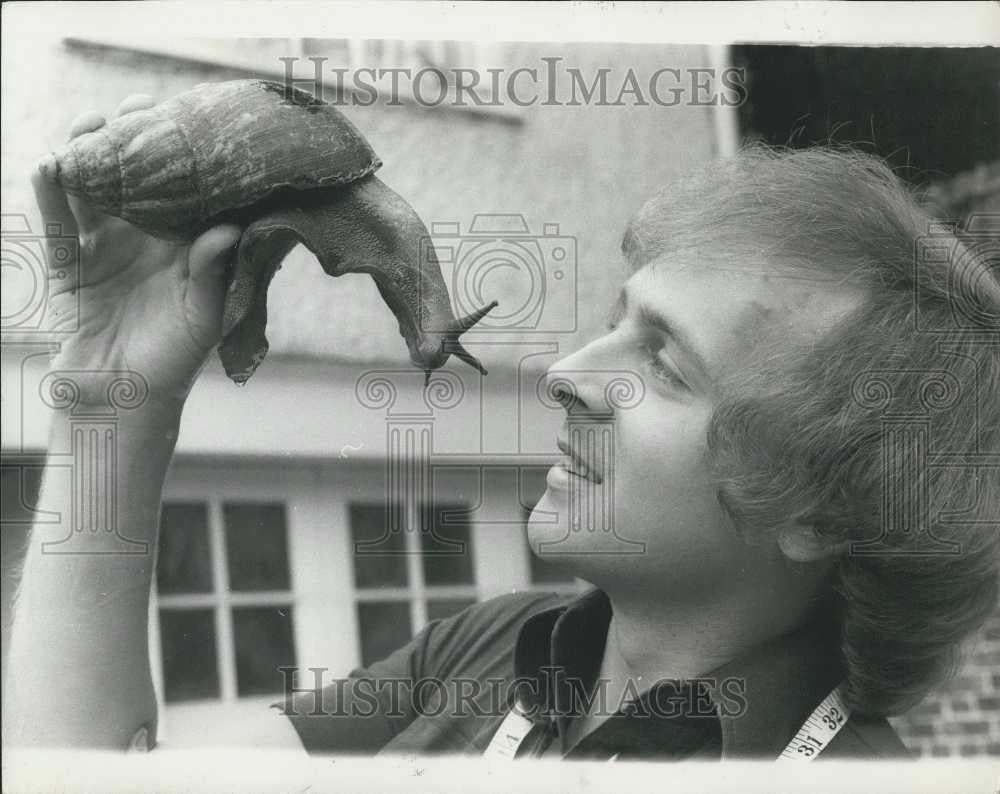 1976 Press Photo Snail Expert Chris Hudson With Largest Snail In The World - Historic Images