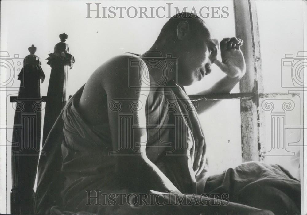 Press Photo Burmese Buddhist Priest With Shaved Head Yellow Robe Meditation - Historic Images