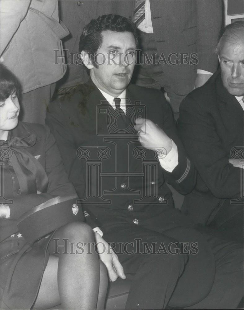 1975 Press Photo Skyjacked Airplane Crew Allan Bond Speaking To Police - Historic Images