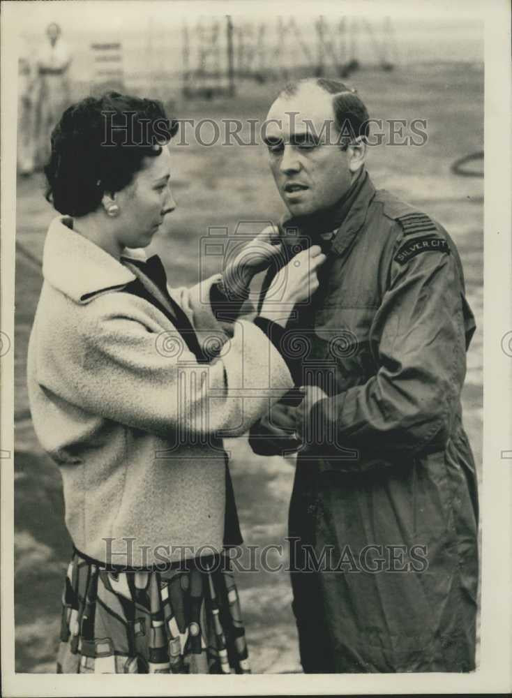 1955 Press Photo Pilot Peter Moneypenny &amp; Wife  Before Flight - Historic Images