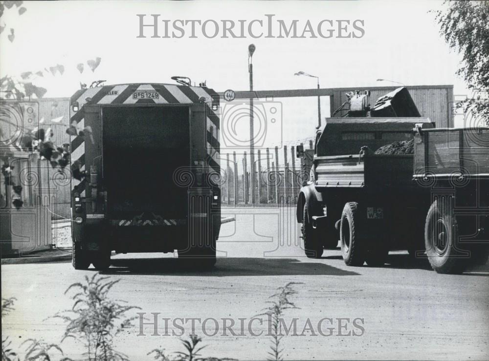 1973 Press Photo Border Crossing For Dust Carts, Berlin Wall East, West Germany - Historic Images