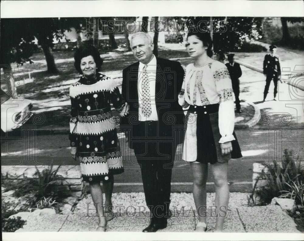 Press Photo President of Israel Prof. Ephraim Katschaiski at Home - Historic Images