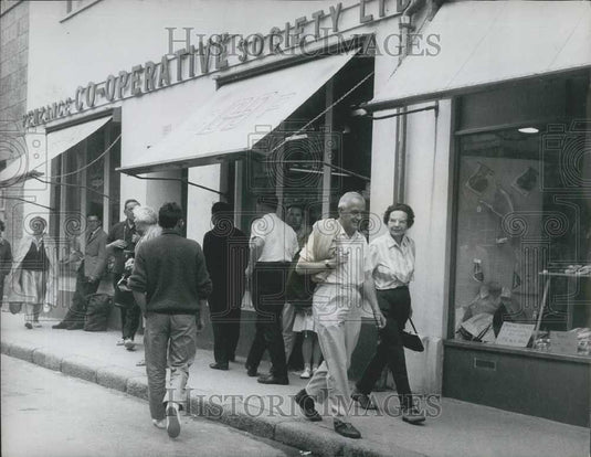 Press Photo Foreign Secretary Michael Stewart & Wife On Holiday In Scilly Isles - Historic Images