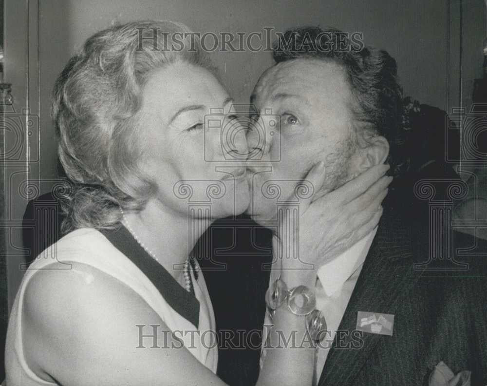 Press Photo Harry Secombe Singer Comedian Kisses Very Lynn Luncheon - Historic Images