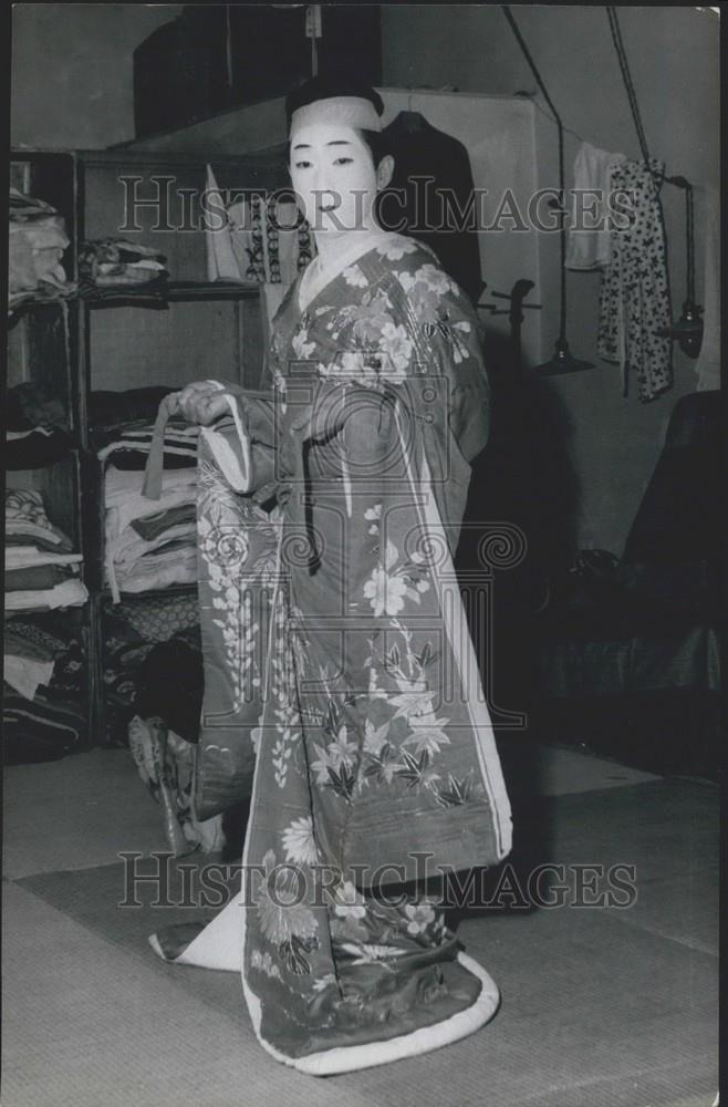 Press Photo Tokicho Nakamura nearly full dressed as a courtesan of old Japan - Historic Images