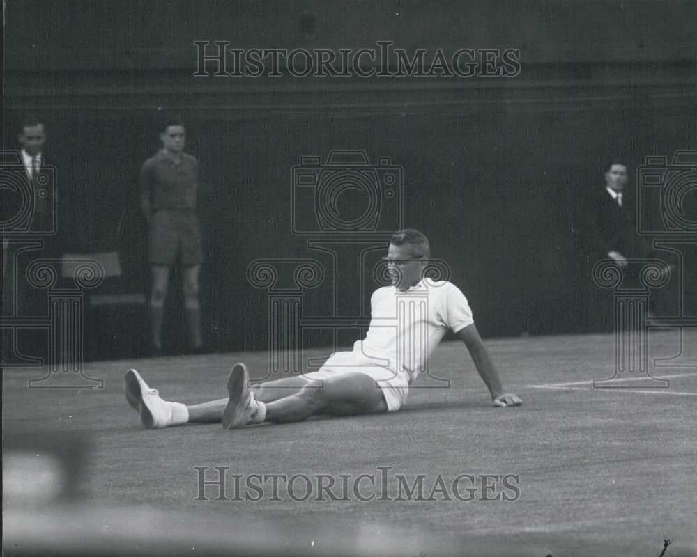 1959 Press Photo G. Mulloy Slips Ground After Playing Shot Wimbledon - Historic Images