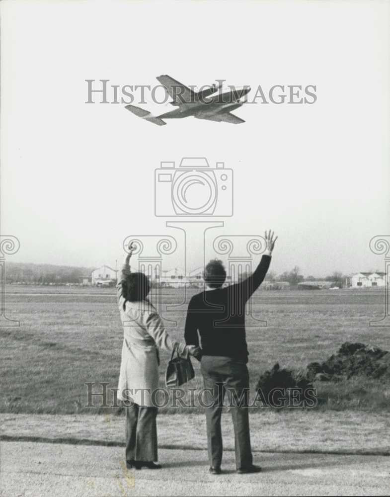 1975 Press Photo British Golfer Tony Jacklin Fly To Jersey Avoiding Tax - Historic Images