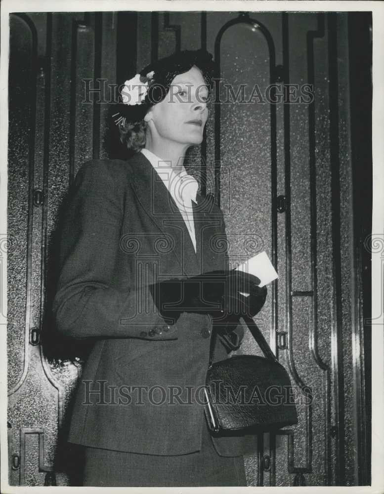 1953 Press Photo Mrs. Edgar Sanders Wife of British Prisoner in Hungary - Historic Images