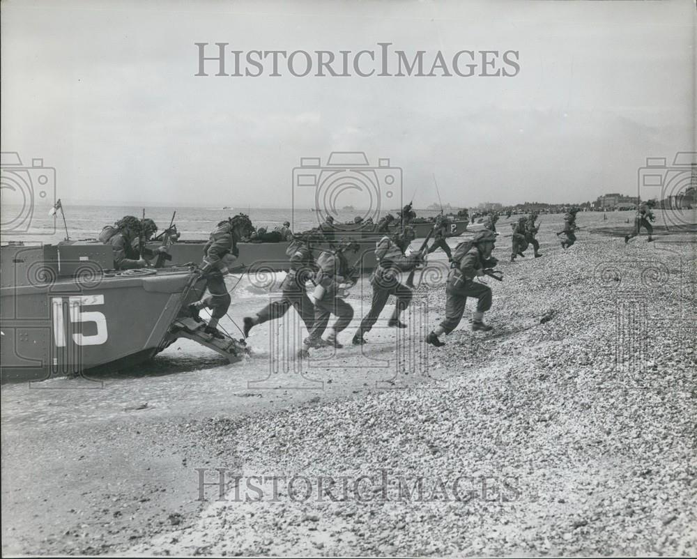 1959 Press Photo amphibious demonstration at Eastney,  Runaground X - Historic Images