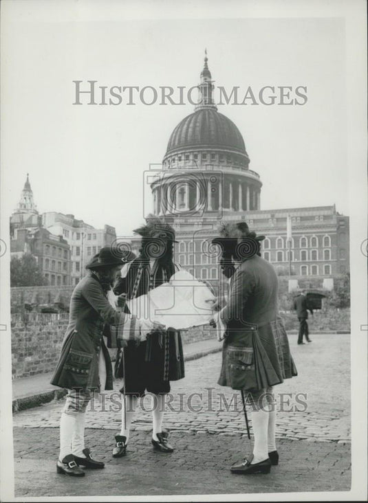 1959 Press Photo Sir Christopher Wren,Jeoffrey Van, & Mr. Archie Loveday - Historic Images