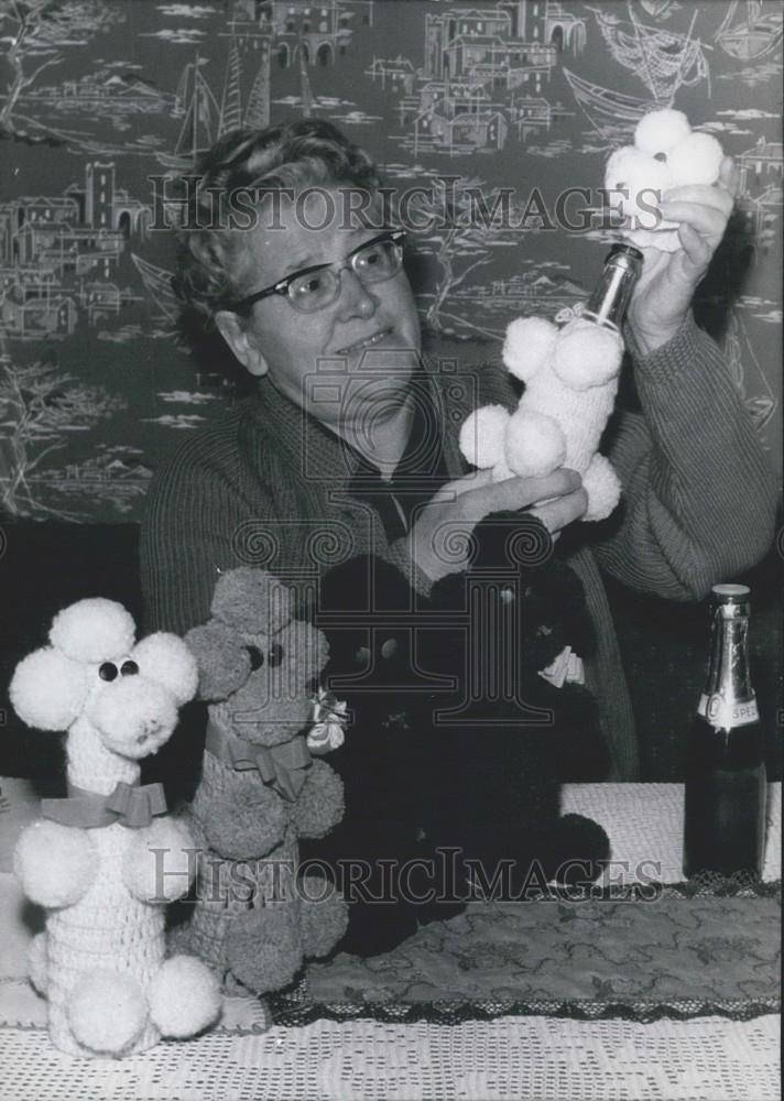 1964 Press Photo Mrs. Hirschberg Collector Champagne Bottles Poodle Knitting - Historic Images