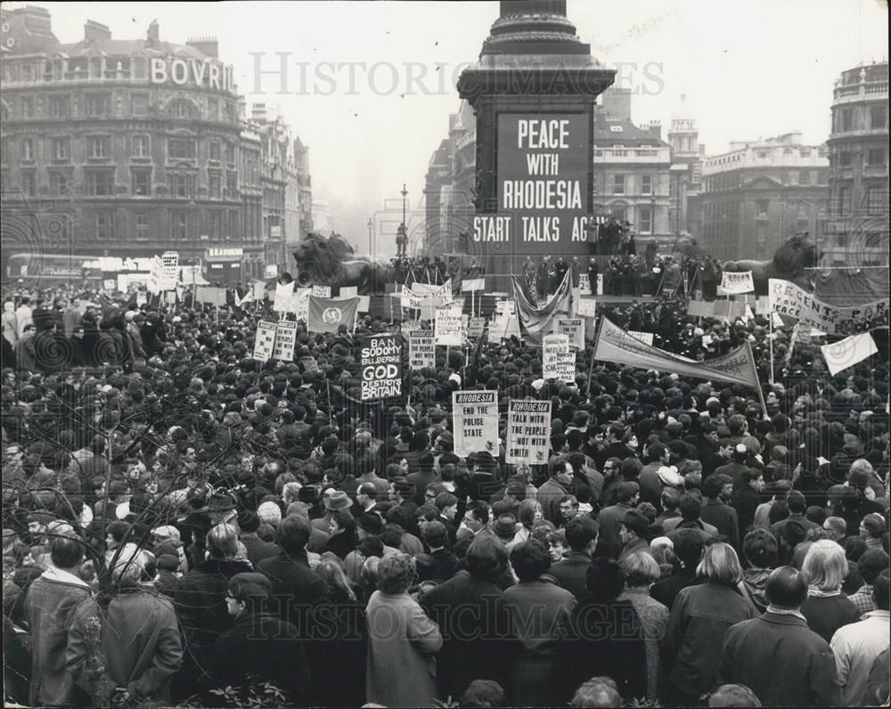 Press Photo general view of the rally in Trafalgar Square this afternoon. - Historic Images