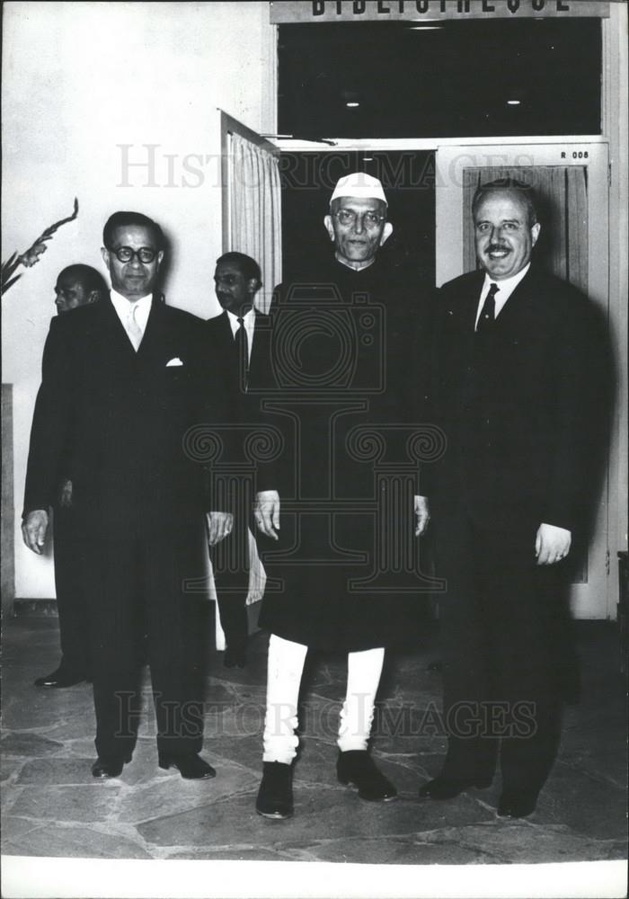 1959 Press Photo Morarji H. Desai, Minister Of Finances India, Visits UNESCO - Historic Images