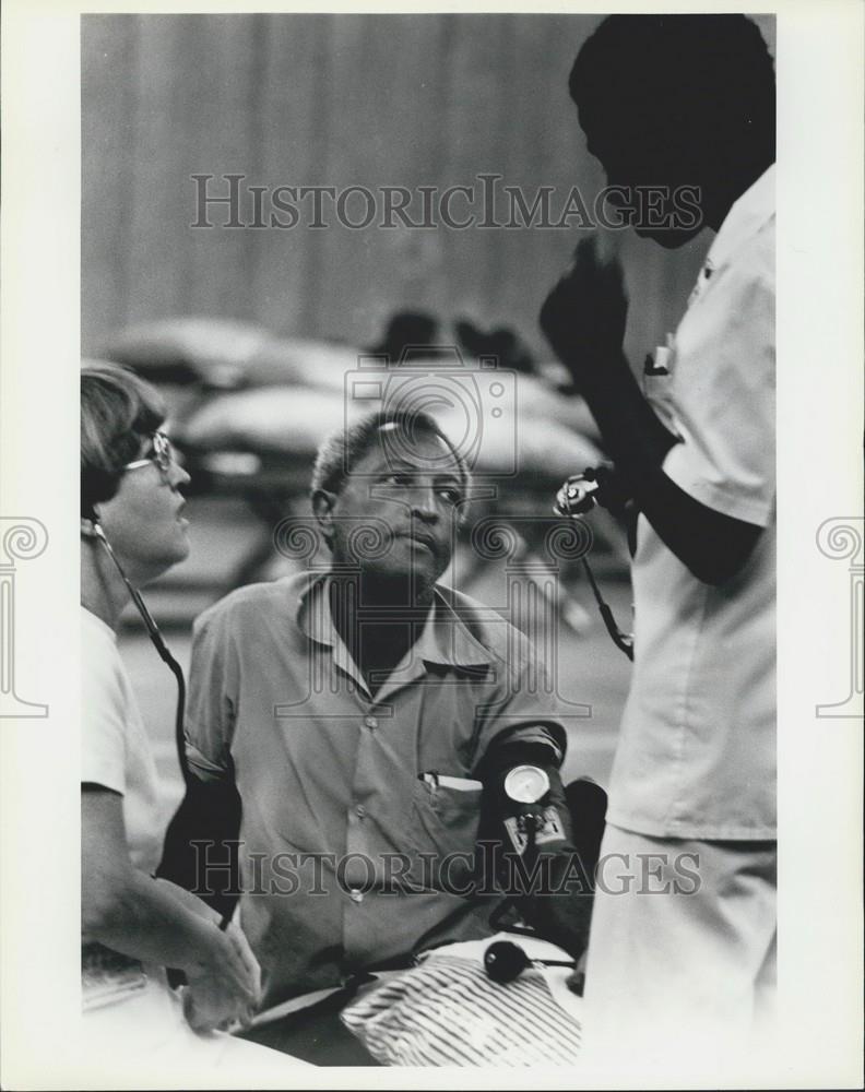 Press Photo Cuban refugee doctor clinic Air Force Fort Walton Beach Air Base - Historic Images