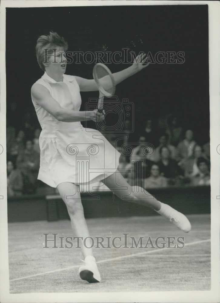 1958 Press Photo Wimbledon Tennis Christine Truman Play Against Jill Rock - Historic Images