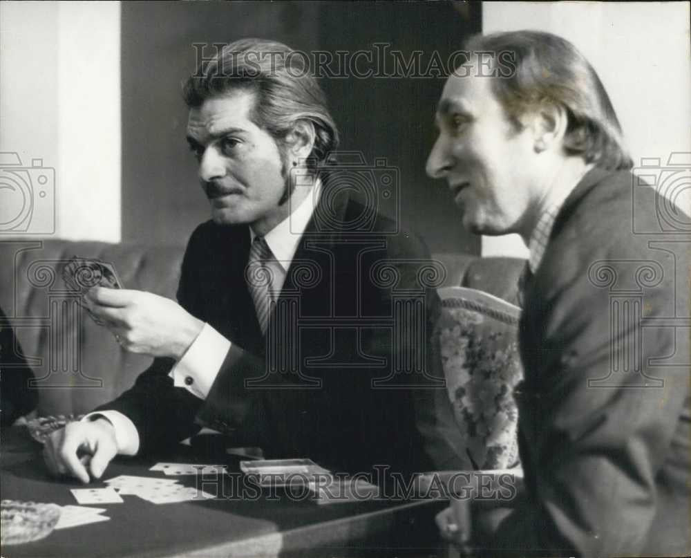 1970 Press Photo Omar Sharif Plays Bridge - Historic Images