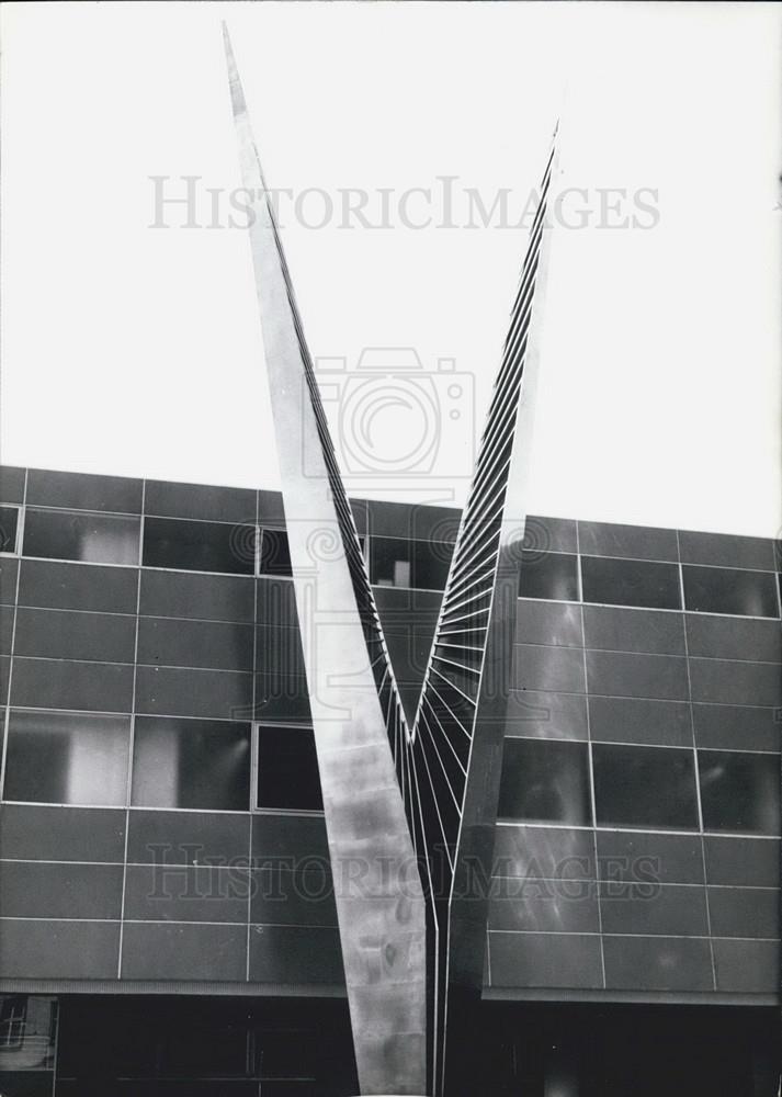 1962 Press Photo Sculpture By M Katz In Dusseldorf In Front Of Congress Hall - Historic Images