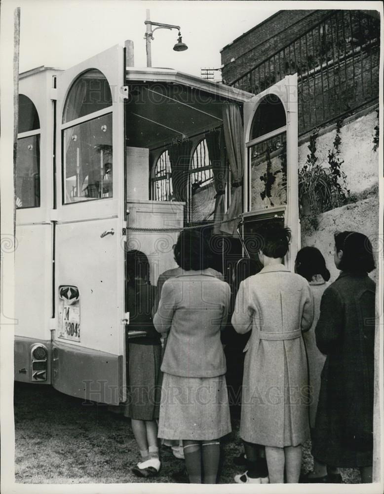 1953 Press Photo Children Around Mobile Church Rome - Historic Images