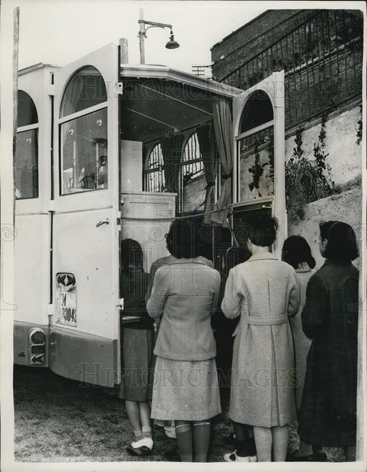 1953 Press Photo Children Around Mobile Church Rome - Historic Images
